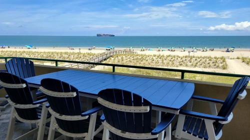 DeSoto Beach Club 210 by Tybee Beach Vacation Rentals — 4-Star Luxury Hotel in Tybee Island, United States