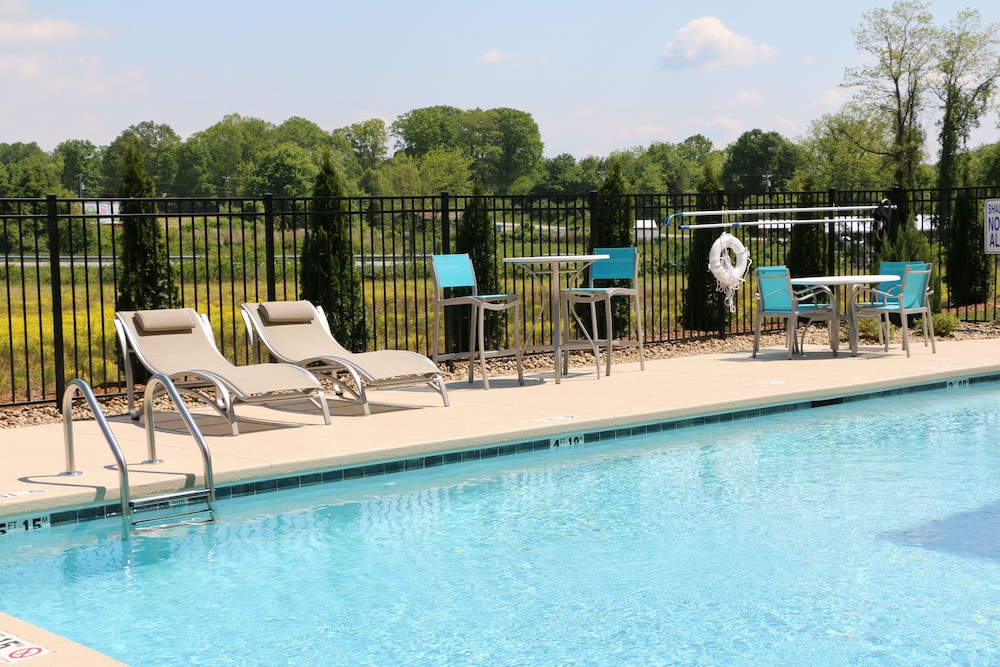 Holiday Inn Express & Suites Hendersonville SE Flat Rock by IHG - photo 11