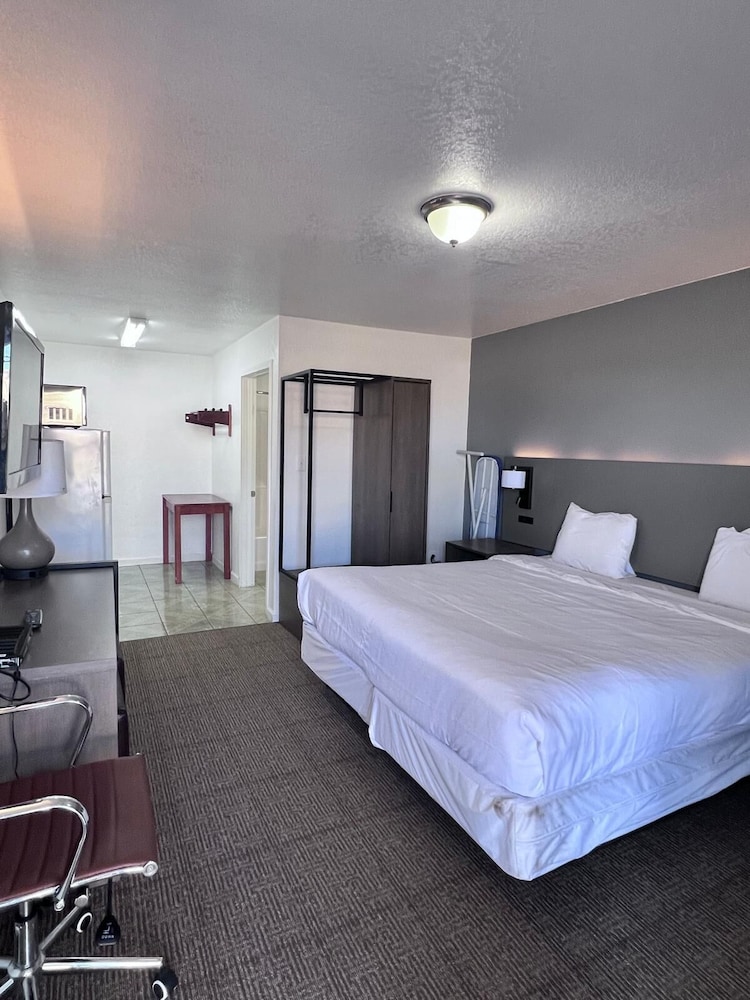 OYO Garden Inn and Suites Pearsall I 35 East - photo 11