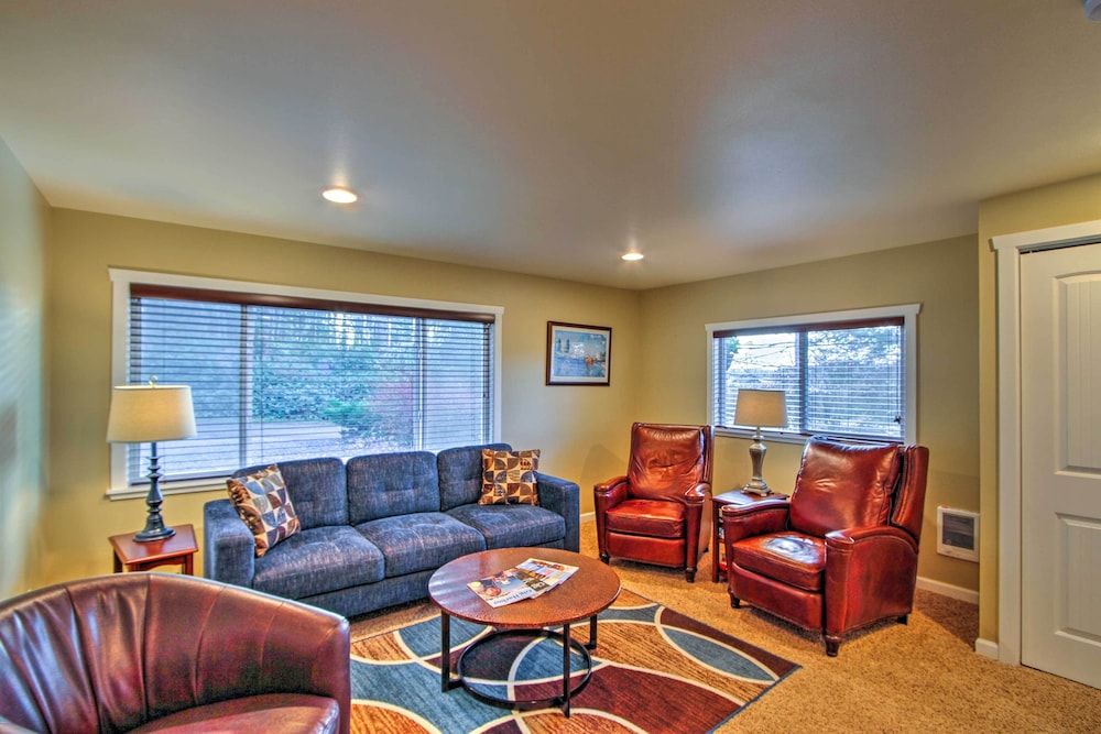 Peacock Hill Retreat on 1 Acre 1 Mi to Harbor — hotel in Gig Harbor