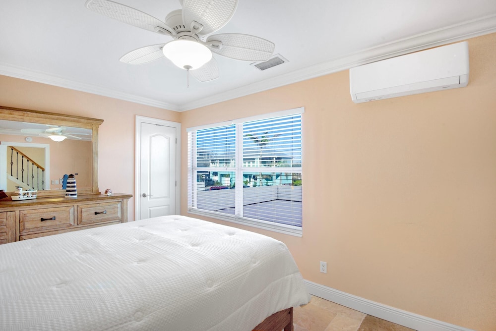 Bayview Sunset Getaway A by Sun Palace Vacations in Fort Myers Beach, United States