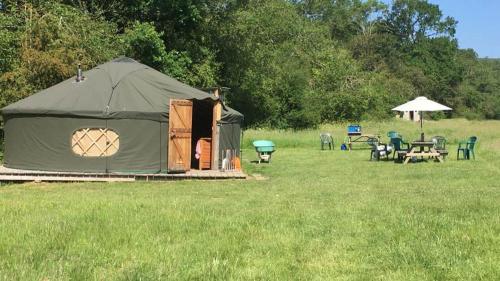 Willow Yurt - carbon neutral hotel in Fernhurst