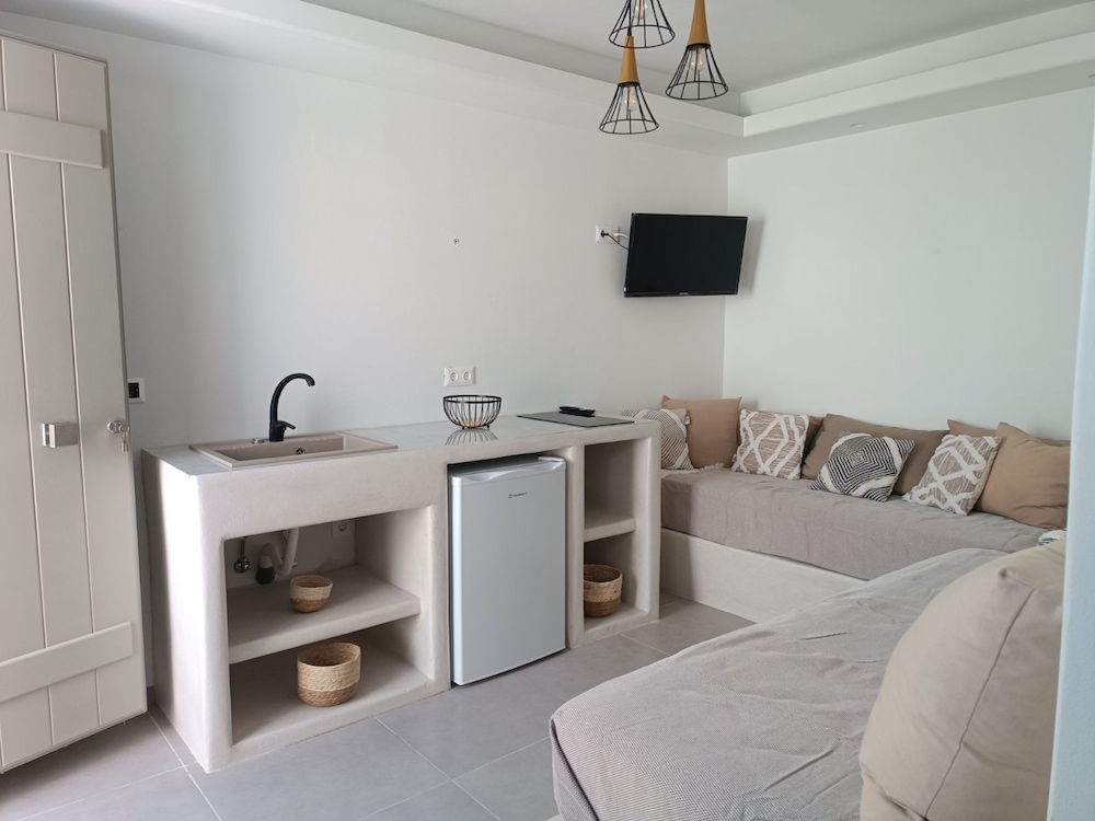 Lemonia Suites With Outdoor Bbq Area — Naxos