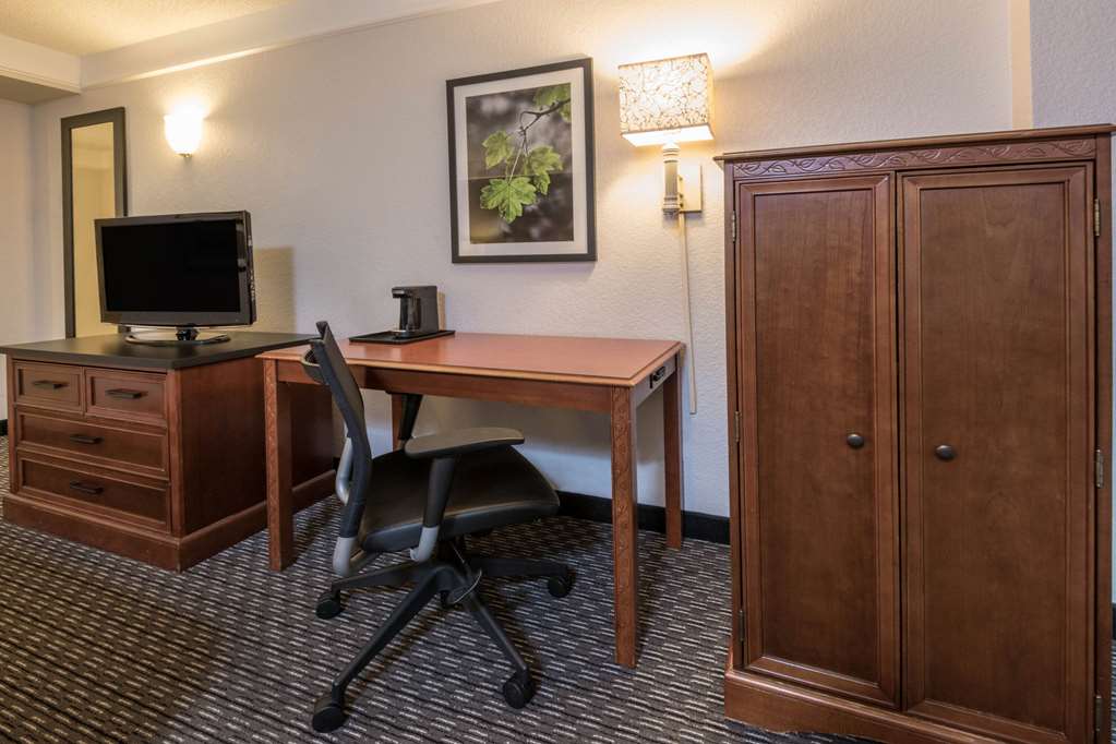 La Quinta Inn & Suites by Wyndham San Antonio Riverwalk - photo 24
