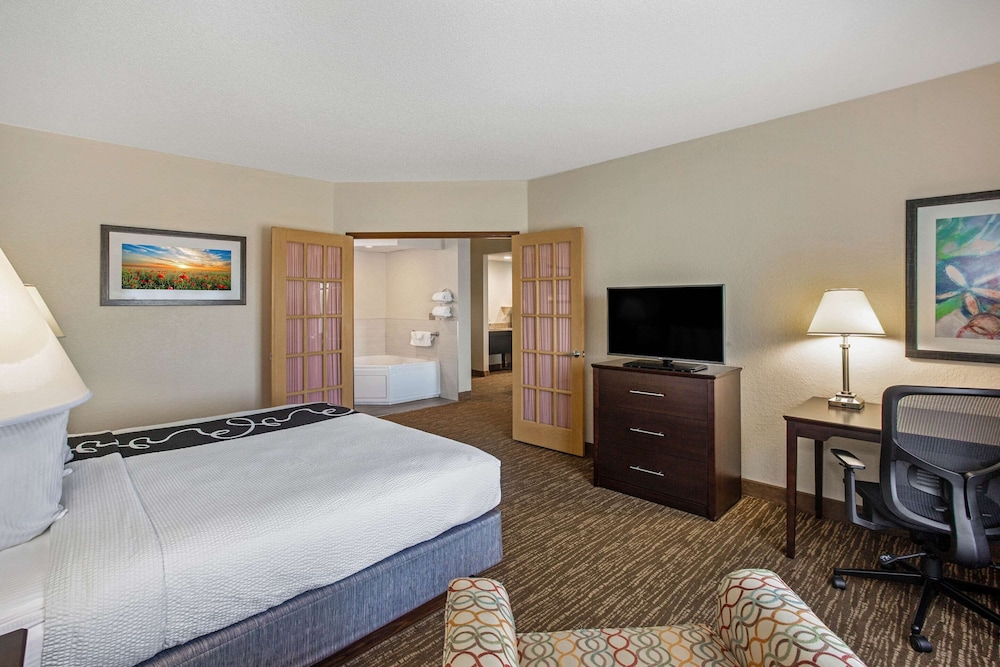 La Quinta Inn & Suites by Wyndham Sarasota I75 - photo 12