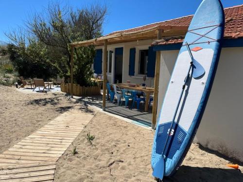 Cabanon Boheme Les Pieds Dans Le Sable Et En Premiere Ligne De Mer — Marseillan