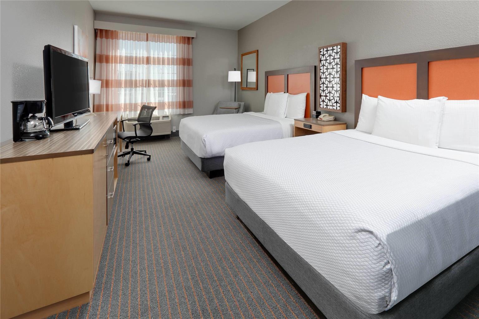 La Quinta Inn & Suites by Wyndham Dallas Love Field - photo 16