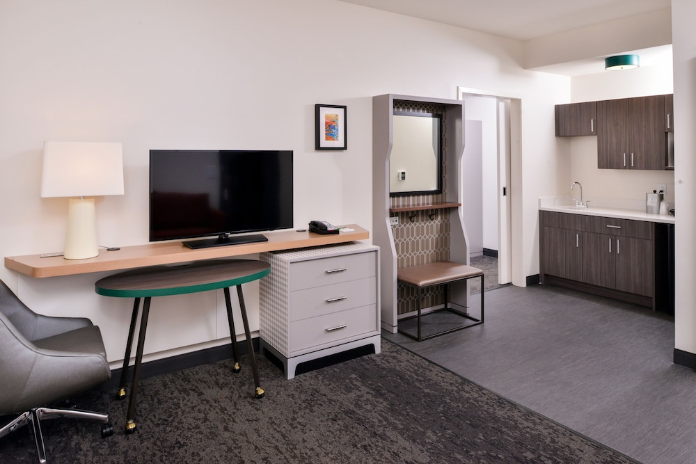 Holiday Inn Hotel & Suites Farmington Hills Detroit NW by IHG - photo 17