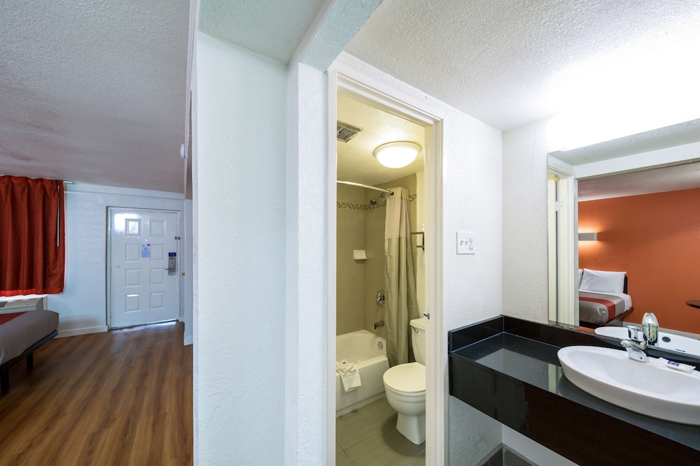 Motel 6 Dallas TX Farmers Branch - photo 9