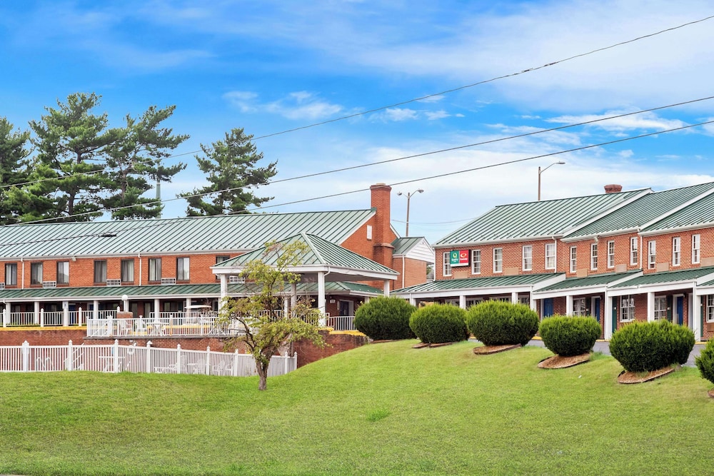 Econo Lodge Waynesboro Skyline Drive - photo 23