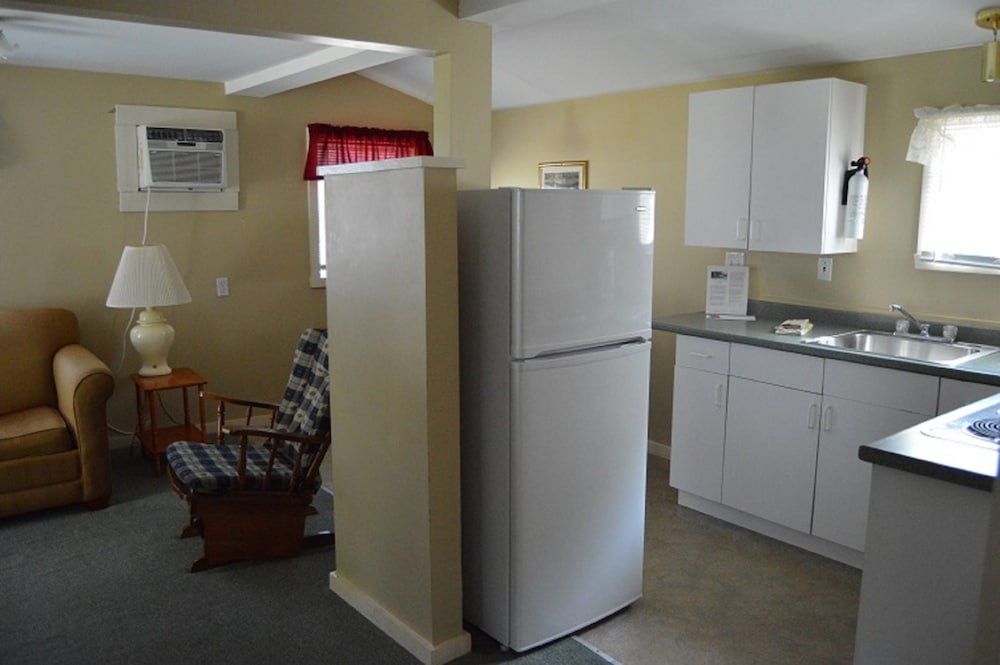 Kennebunk Gallery Motel & Cottages - photo 26
