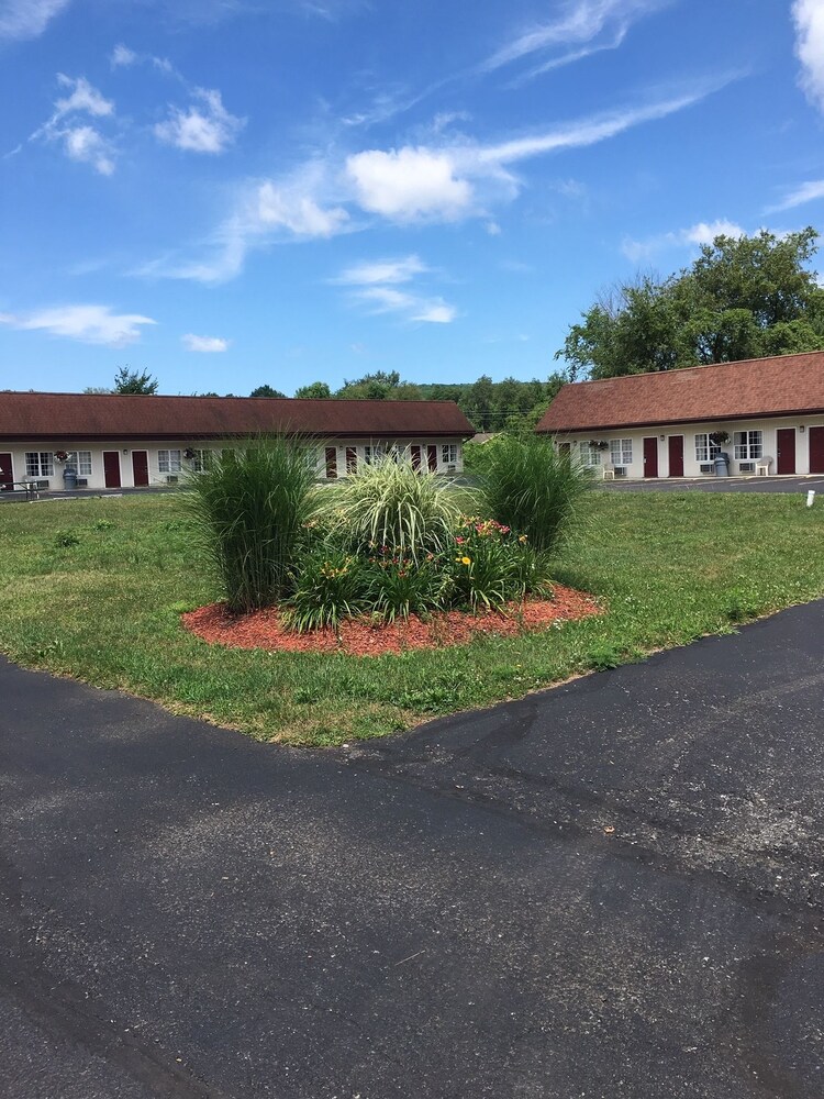 Red Carpet Inn & Suites Cooperstown - photo 12