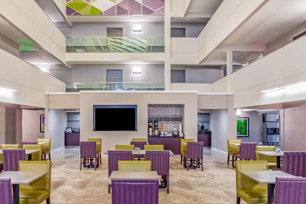 La Quinta Inn & Suites by Wyndham Lubbock West Medical Centr - photo 34