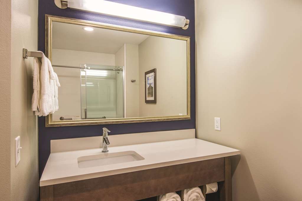La Quinta Inn & Suites by Wyndham Kingman - photo 14