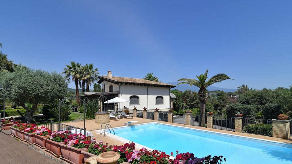 Villa Biddizza 10 Emma Villas — 4-Star Luxury Hotel in Acireale, Italy
