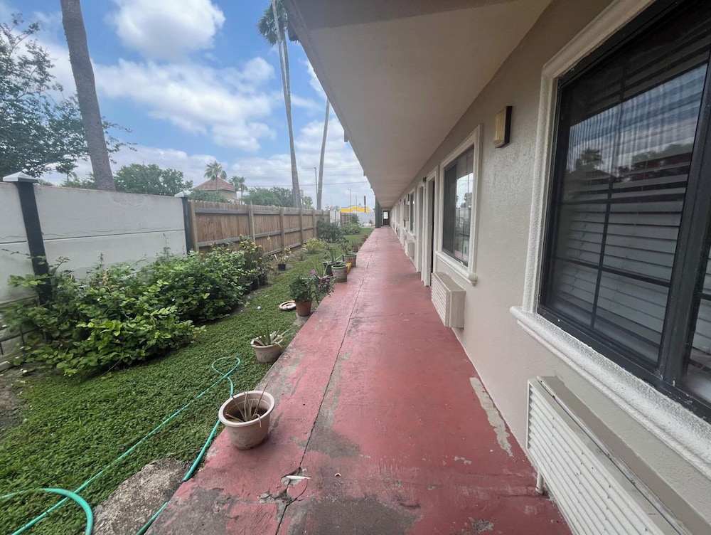 La Posada Inn By OYO Brownsville - photo 10
