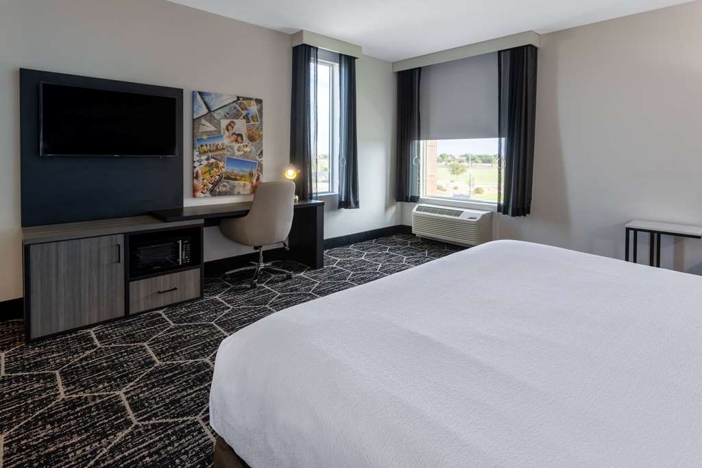 La Quinta Inn & Suites by Wyndham Maricopa Copper Sky - photo 23