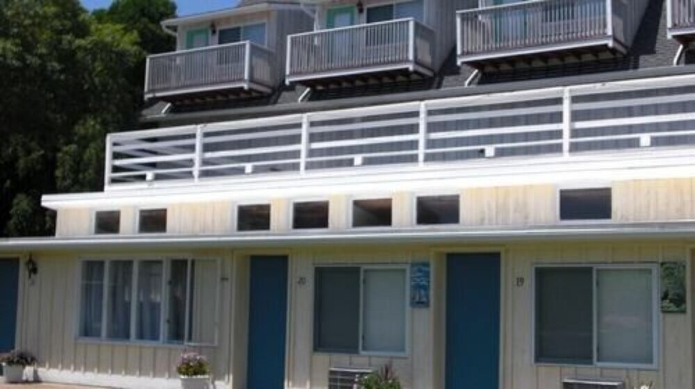 The Windswept Inn - photo 10