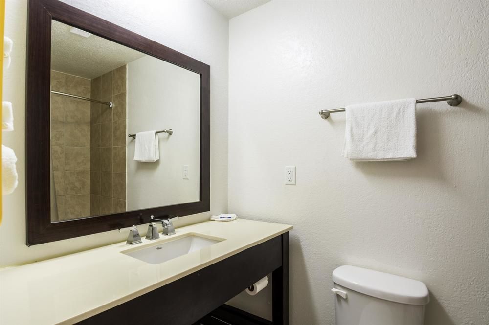 Econo Lodge Airport near Billy Graham Parkway - photo 14