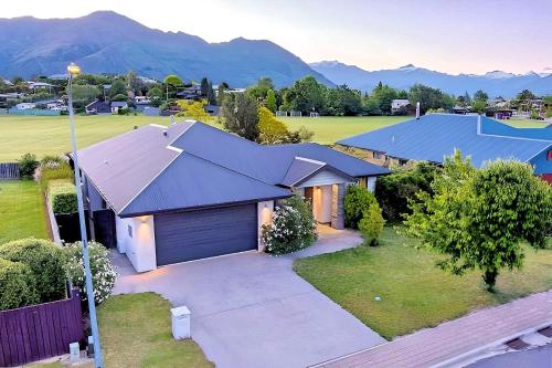 Wanaka Holiday Home — 4-Star Luxury Hotel in Wanaka, New Zealand