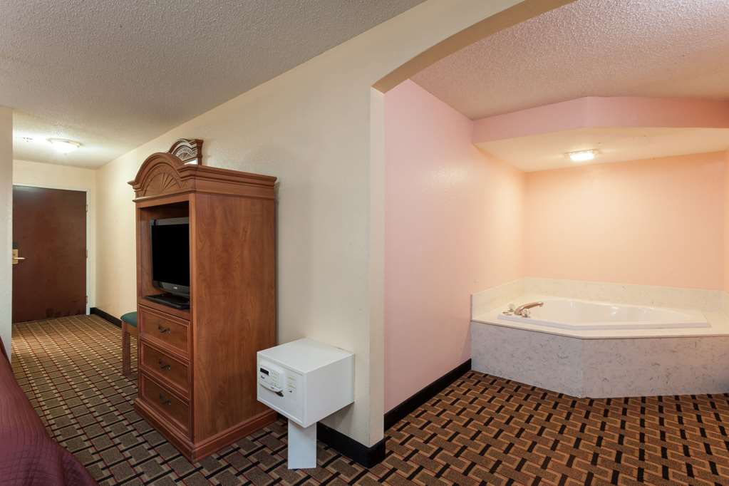 Howard Johnson by Wyndham Airport - photo 4