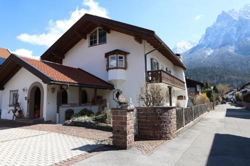 Ferienwohnung BERGerholen — 4-Star Luxury Hotel in Mittenwald, Germany
