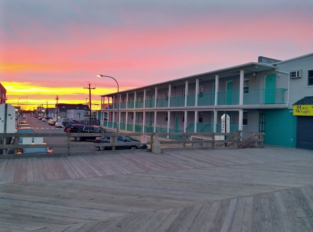 Boardwalk Sand & Surf Inn Oceanfront - featured photo