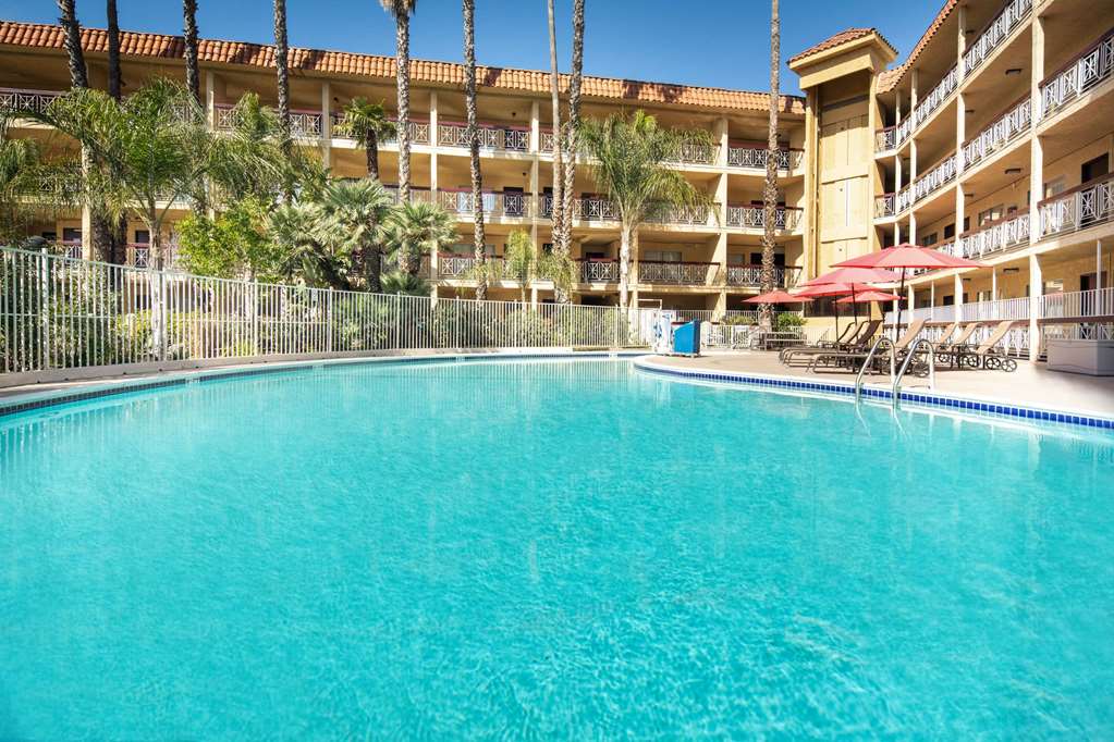 Ramada by Wyndham Burbank Airport - carbon neutral hotel in Burbank
