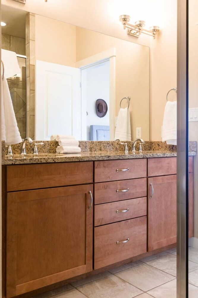 Spacious 3br 3ba Minutes From DT by Domio - photo 22