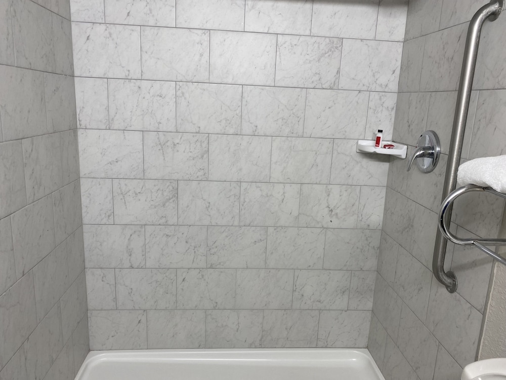 Executive Inn & Suites - photo 18