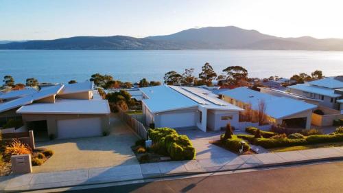 Seaside Chic Villa with Breathtaking Ocean Views — 4-Star Luxury Hotel in Howrah, Australia