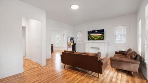 Walk to Niagara Falls Newly Renovated 4 Bedrooms in Niagara Falls, United States