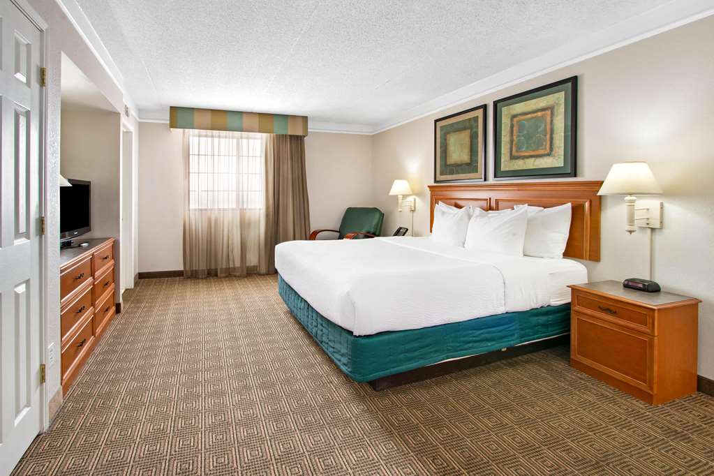 La Quinta Inn by Wyndham Albuquerque Airport - photo 34