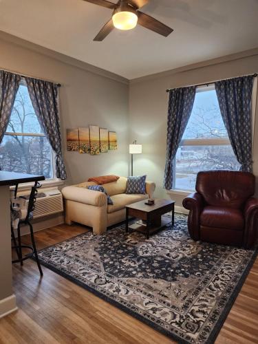 Spacious 2br Apt Downtown 2 Blocks From State Capitol 22015923 — Topeka