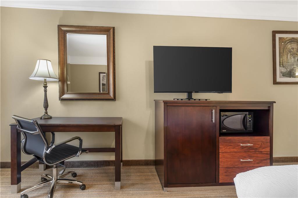 Best Western Plus Monica Royale Inn & Suites - photo 12