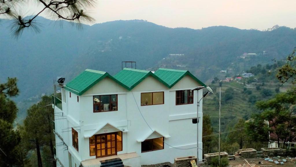 Hotel Emerald Valley in Chail, India