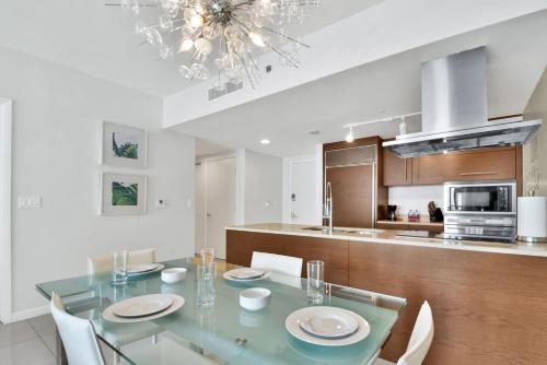 Water front Icon Brickell W Hotel building — 4-Star Luxury Hotel in Miami, United States