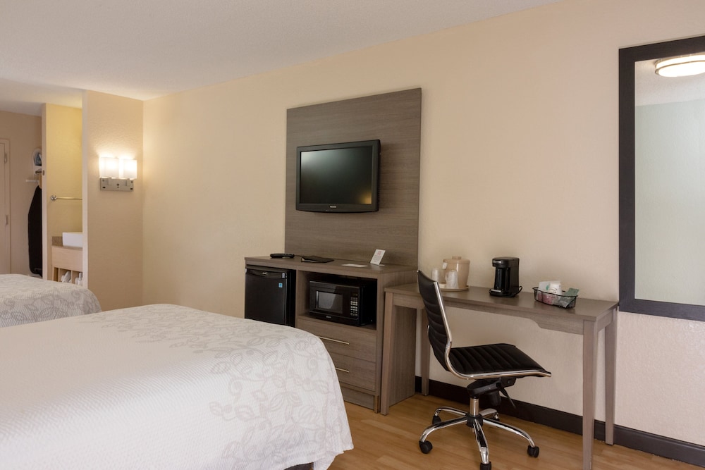 Red Roof Inn PLUS Miami Airport - photo 9