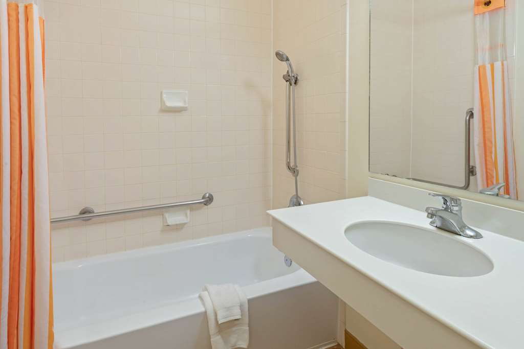 La Quinta Inn & Suites by Wyndham Salt Lake City Layton - photo 14