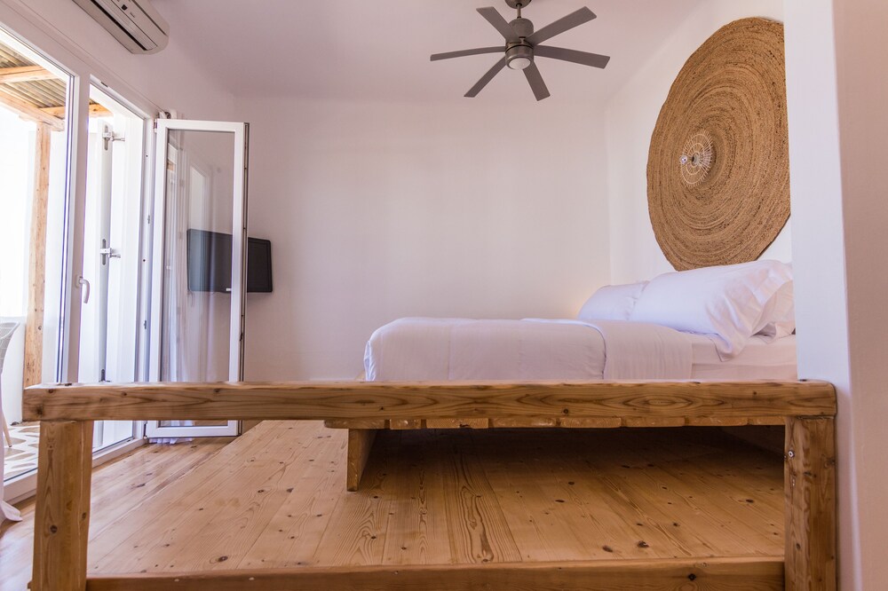 Salt Suites — Milos — photo 3