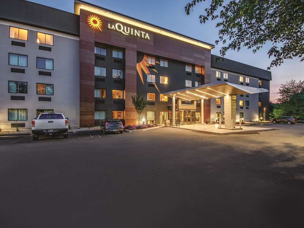 La Quinta Inn & Suites by Wyndham Hartford Bradley Airport - featured photo