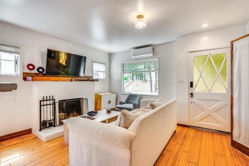 Less Than 1 Mi to Venice Beach and Boardwalk Quiet Cottage — 4-Star Luxury Hotel in Los Angeles, United States