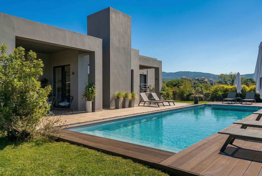 Villa Vega I Heated pool next to nature — 4-Star Luxury Hotel in Gerani, Greece