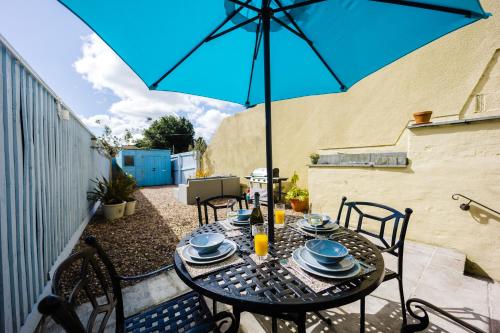 Flat 1 Flint House Tenby 2 bedroom garden dog friendly — 4-Star Luxury Hotel in Tenby, United Kingdom