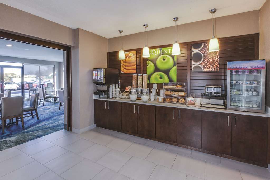 La Quinta Inn & Suites by Wyndham Philadelphia Airport - photo 30