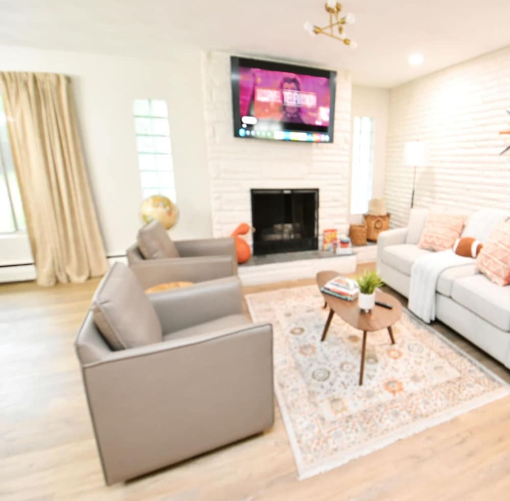 Mid Century Modern With Modern Touches 10 min Walk to Notre Dame 1831 in South Bend, United States