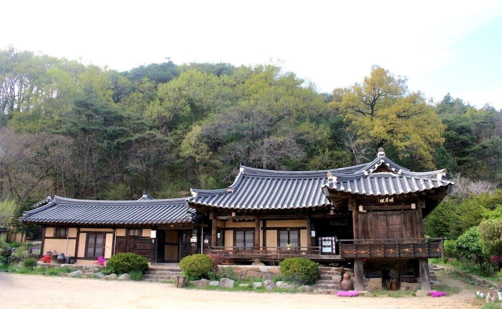 Manhoe Gotaek in Eisen, South Korea