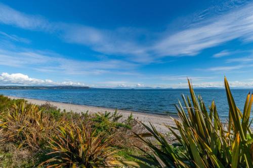 Chalet Mahuta Five Mile Bay Holiday Home — 4-Star Luxury Hotel in Taupo, New Zealand