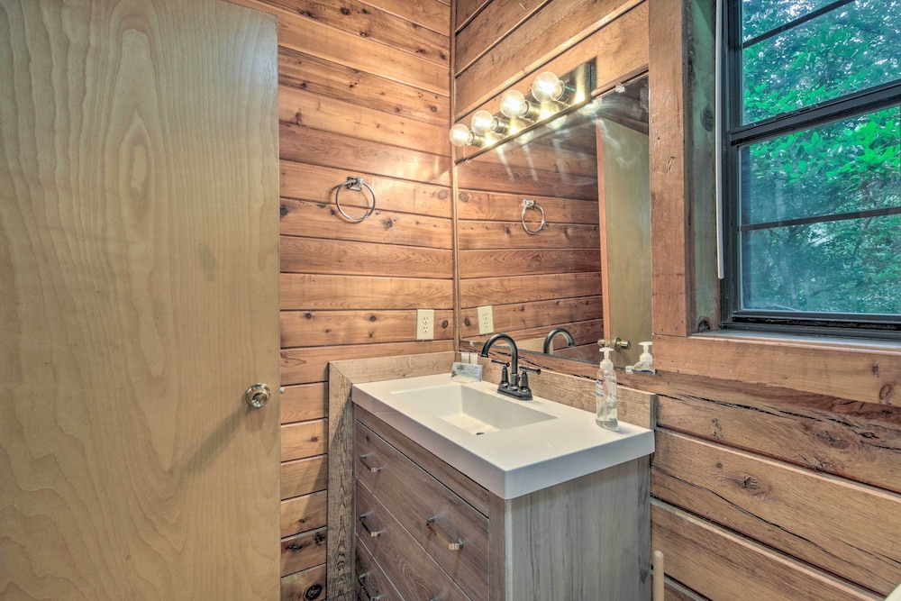 Deer Haven Cabin 5 Mi to Dtwn Blue Ridge — 4-Star Luxury Hotel in Blue Ridge, United States