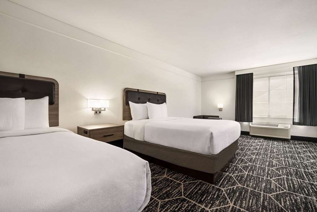 La Quinta Inn & Suites by Wyndham Hesperia Victorville - photo 56